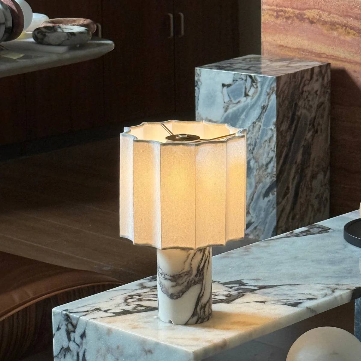 Lampe éteinte mettant en valeur le design sculptural