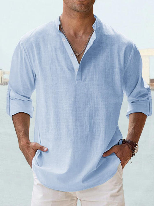Chemise en lin accrochée à une porte, ombre douce