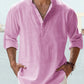 Zoom sur la manche de la chemise en lin, couture visible