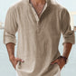 Homme marchant sur la plage, chemise en lin fluide