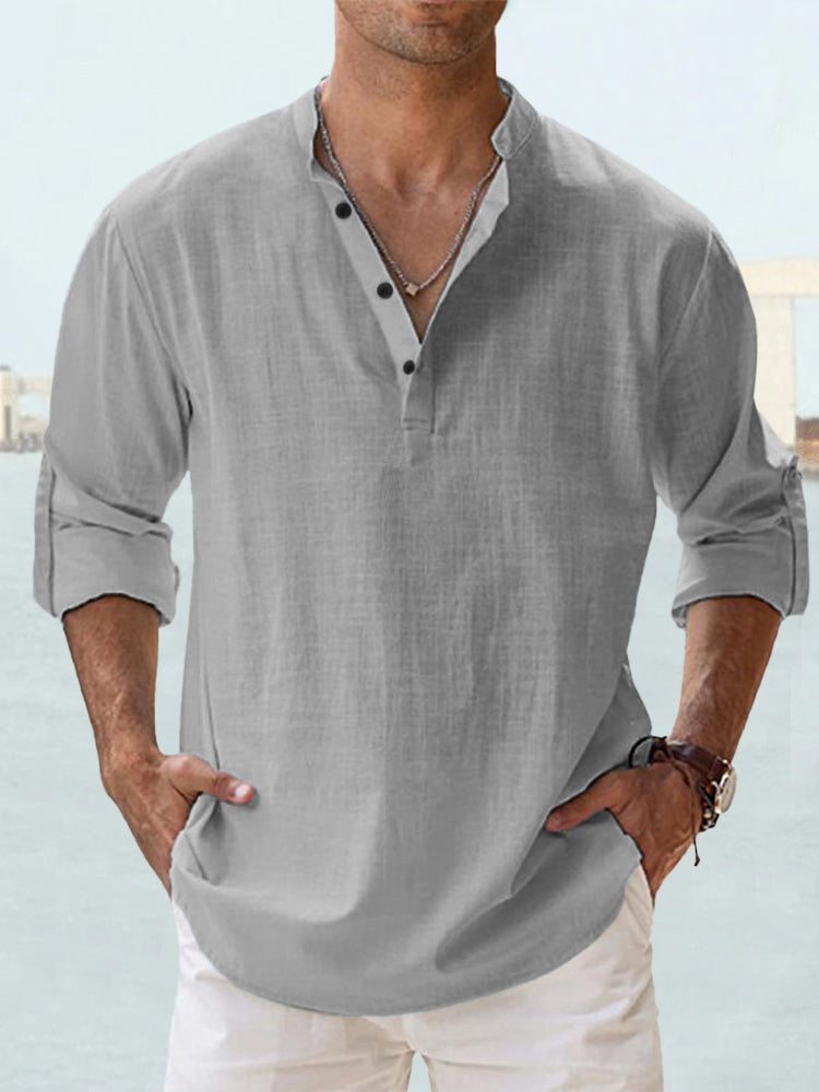 Chemise en lin pliée sur une table en bois