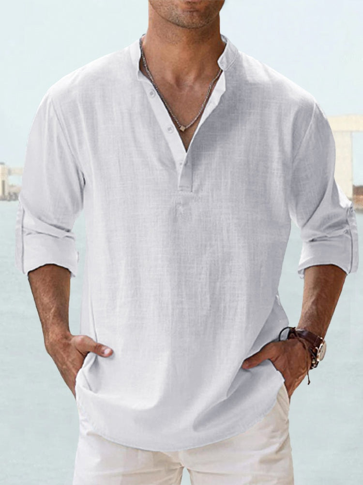 Détail des boutons en nacre sur la chemise en lin
