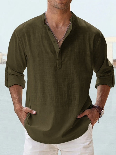 Chemise en lin étalée sur une chaise de plage