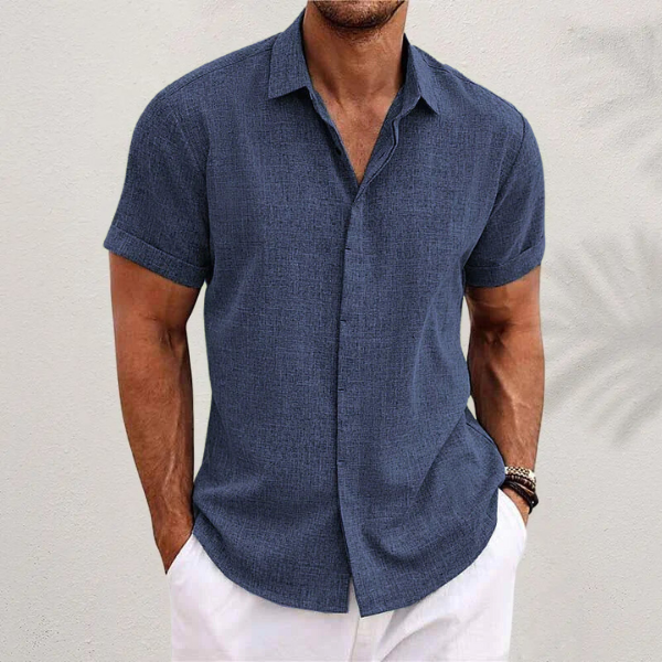 Chemise à boutons présentée sur fond neutre