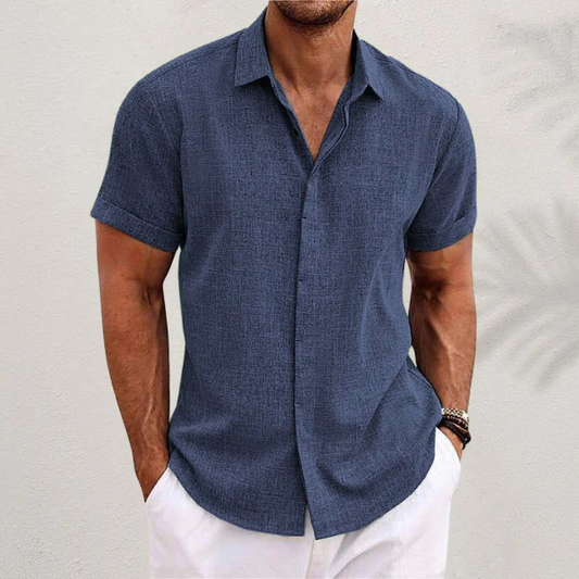 Chemise à boutons présentée sur fond neutre