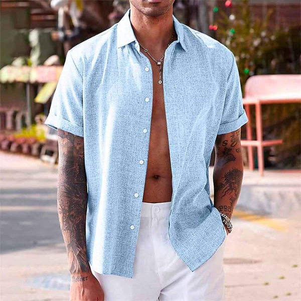 Vue de profil d'une chemise à boutons pour homme