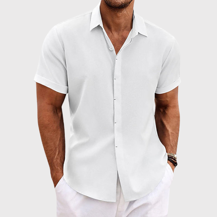 Chemise décontractée portée avec un pantalon clair