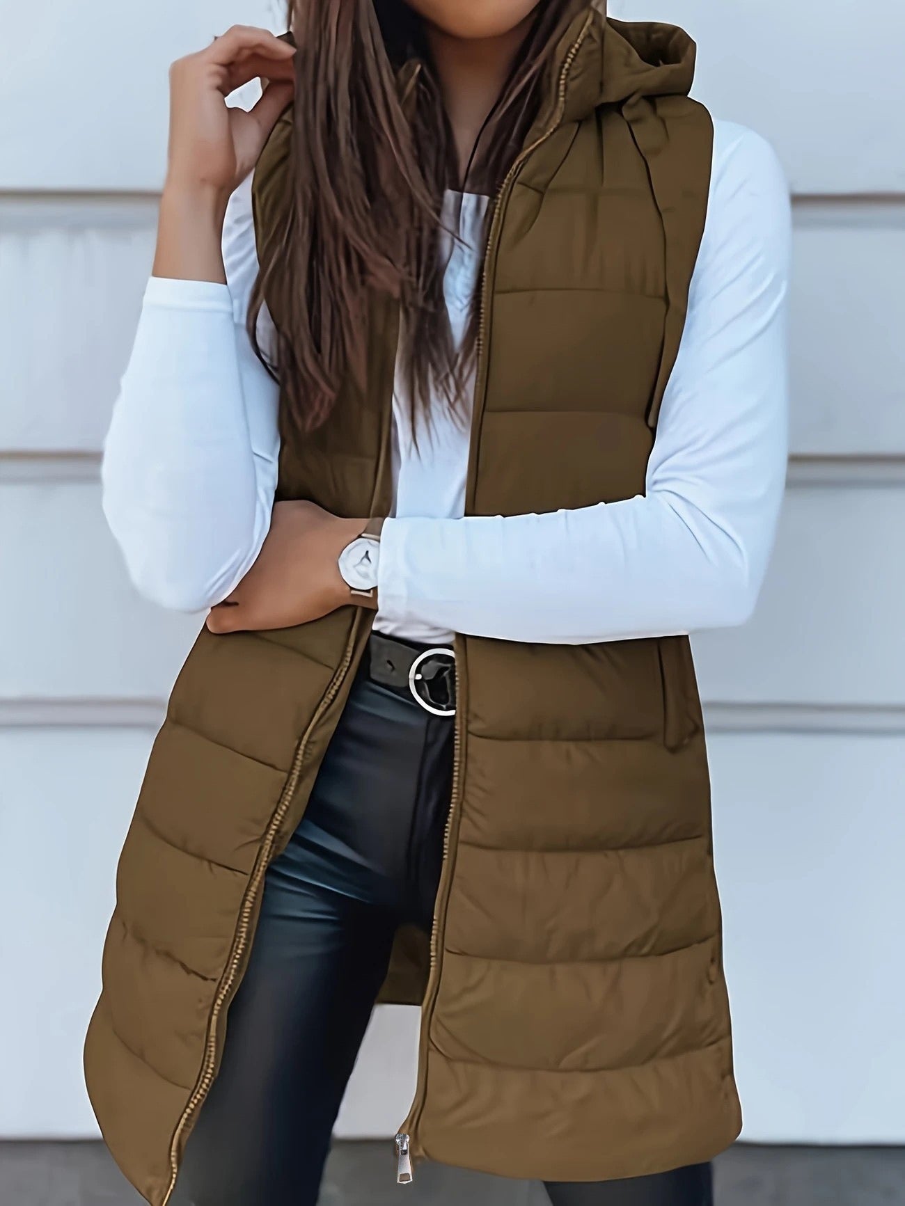 Femme portant le gilet matelassé, capuche relevée