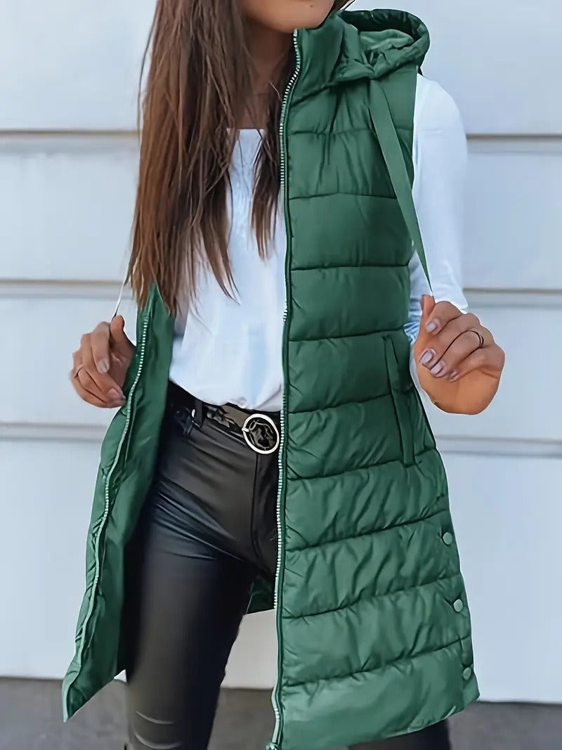 Gros plan sur la capuche du gilet matelassé oversize