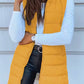 Femme en extérieur portant le gilet matelassé, style décontracté