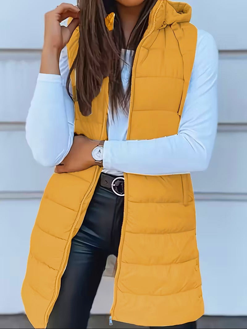 Femme en extérieur portant le gilet matelassé, style décontracté