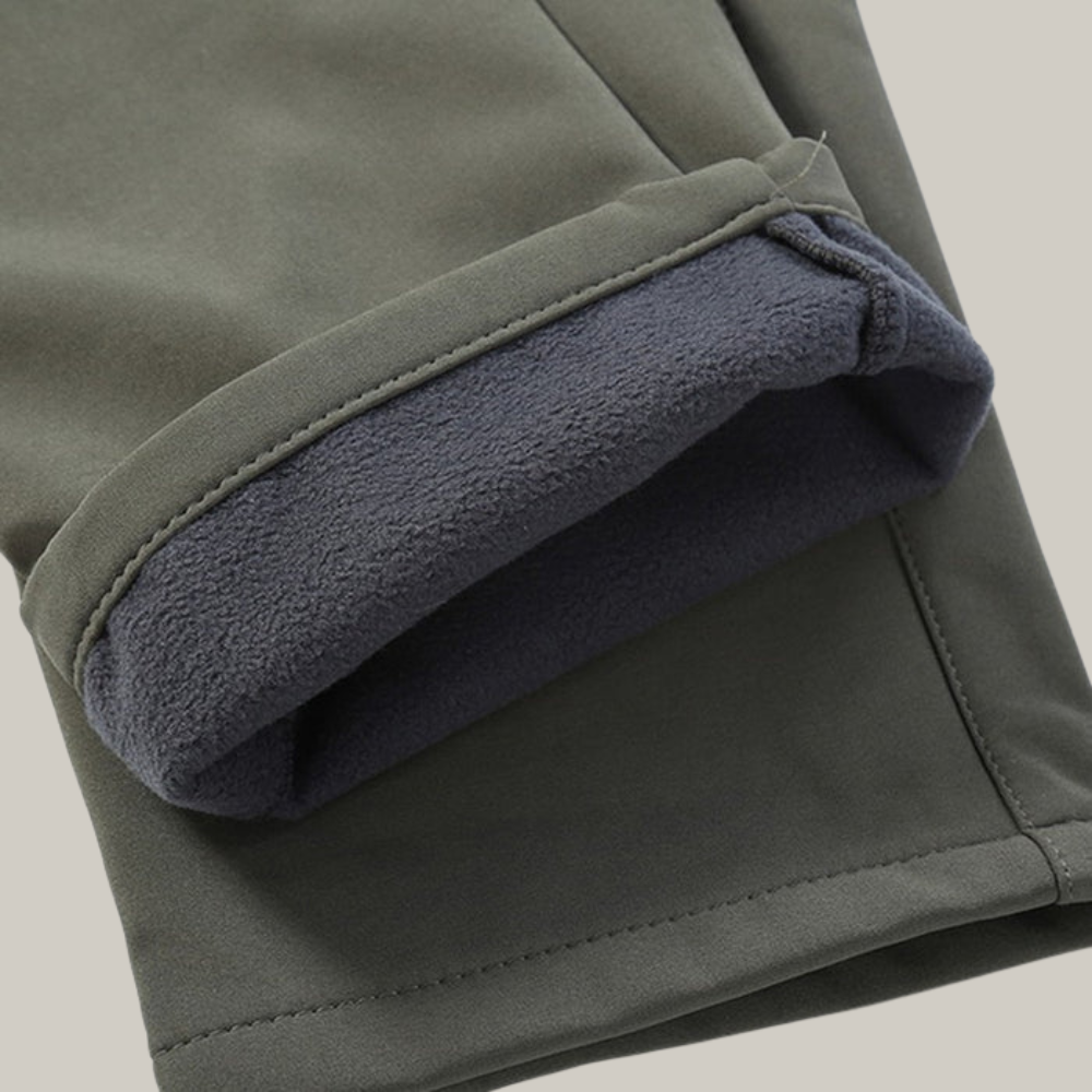 Pantalon thermique homme en extérieur enneigé, vue de face