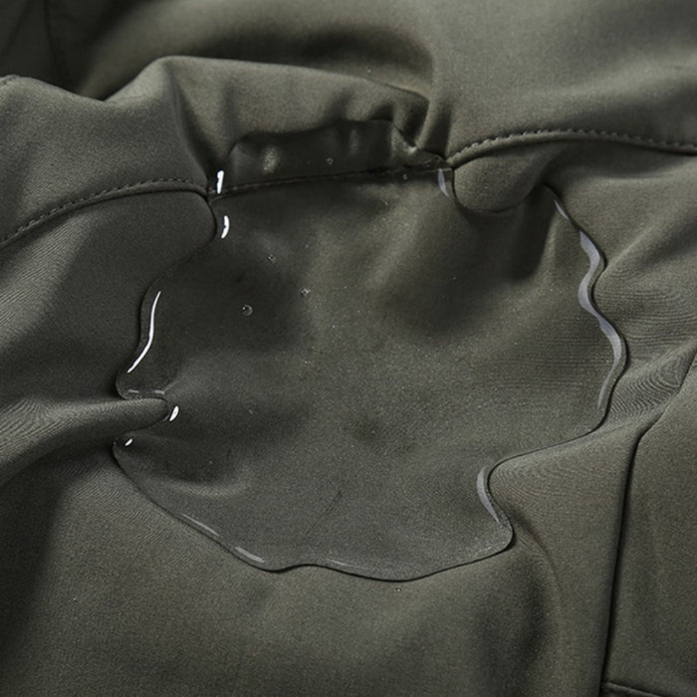 Détail du tissu déperlant et coupe-vent du pantalon