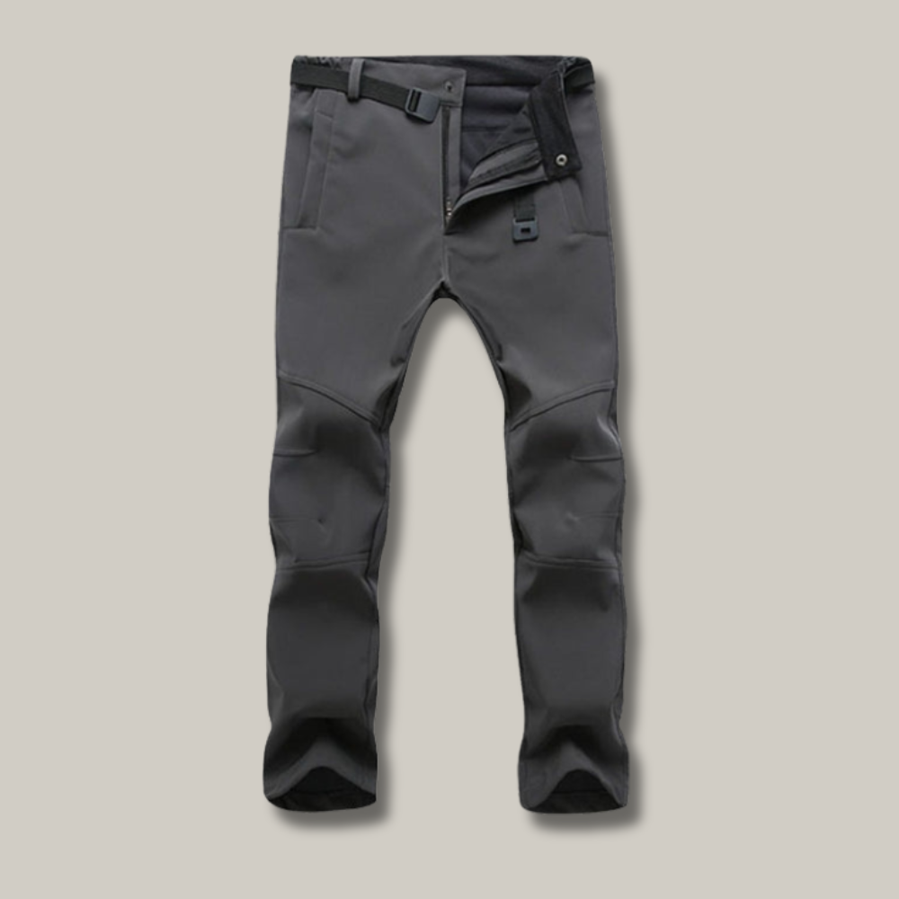 Homme en randonnée hivernale portant le pantalon thermique