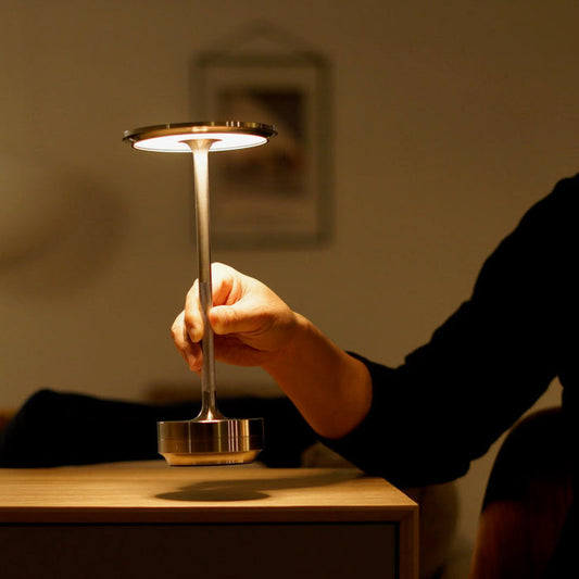 Lampe de table éclairant un coin lecture cosy