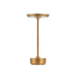 Lampe de table en laiton sur une table en bois
