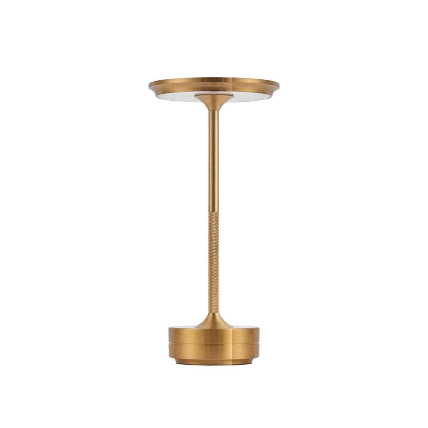 Lampe de table en laiton sur une table en bois