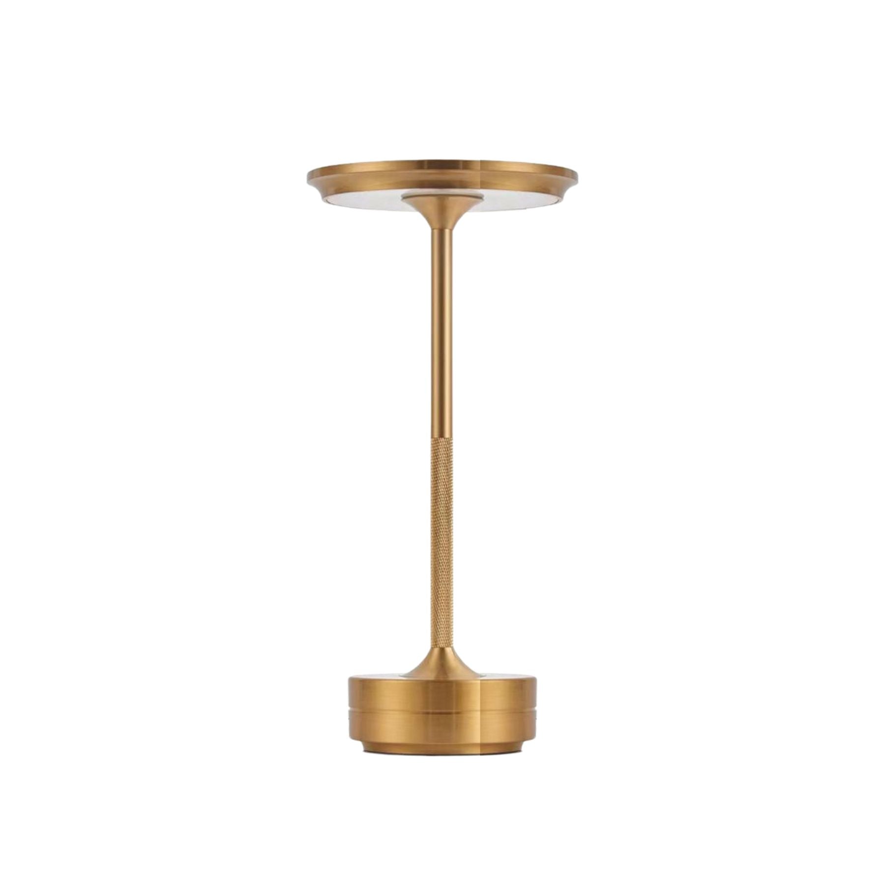 Lampe de table en laiton sur une table en bois