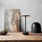 Lampe de table portable sur une étagère décorative