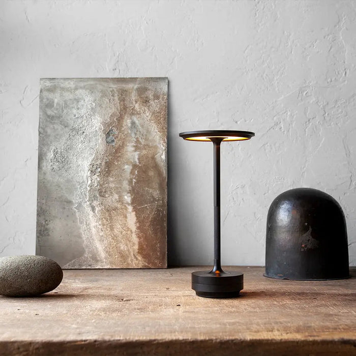 Lampe de table portable sur une étagère décorative