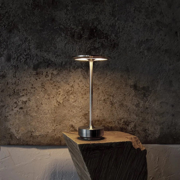 Vue rapprochée de la base en laiton de la lampe