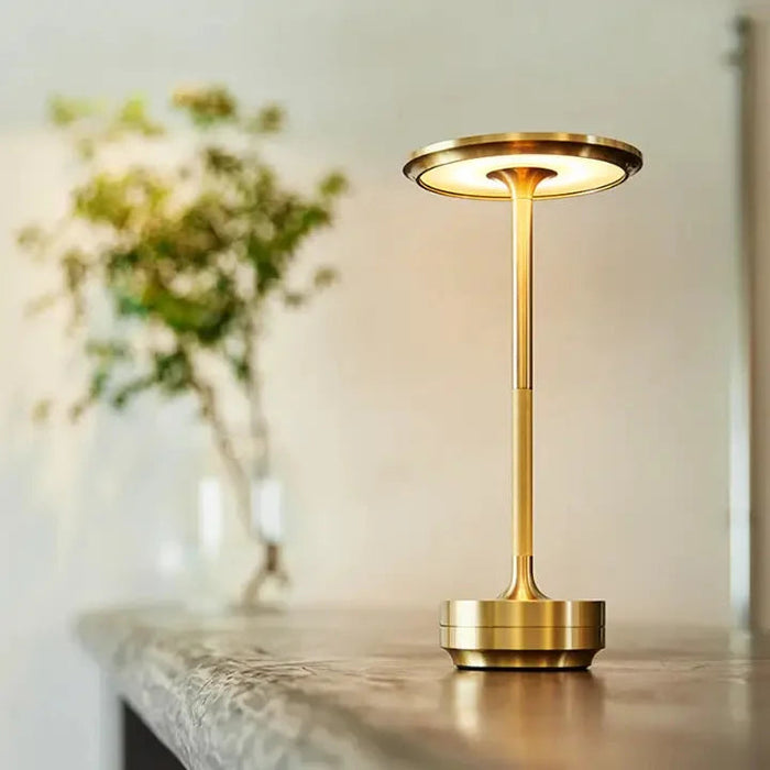 Lampe de table sans fil posée sur un bureau moderne