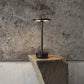 Lampe de table avec design minimaliste en laiton