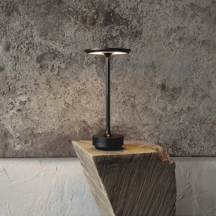 Lampe de table avec design minimaliste en laiton