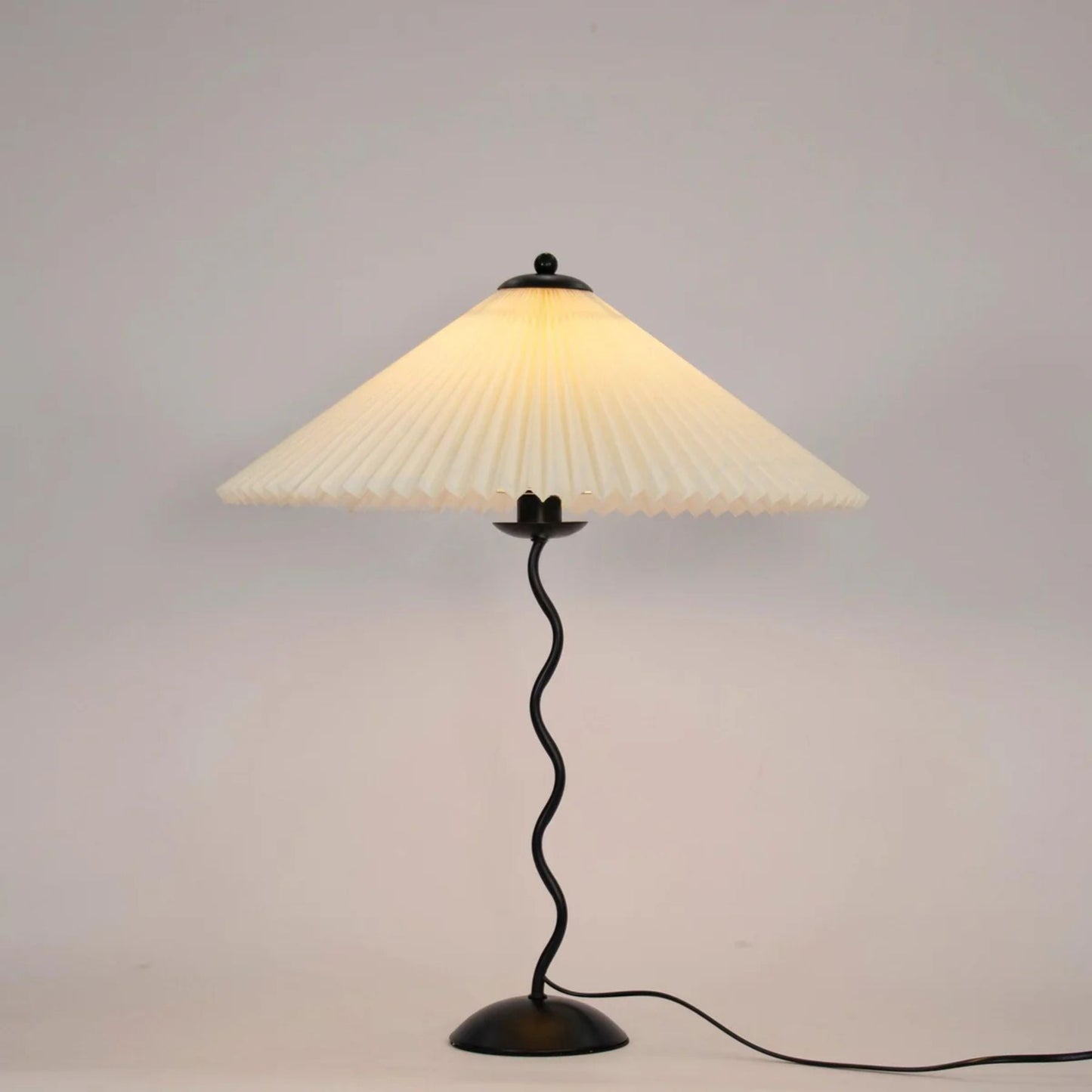 Lampe de table avec douille E14 visible