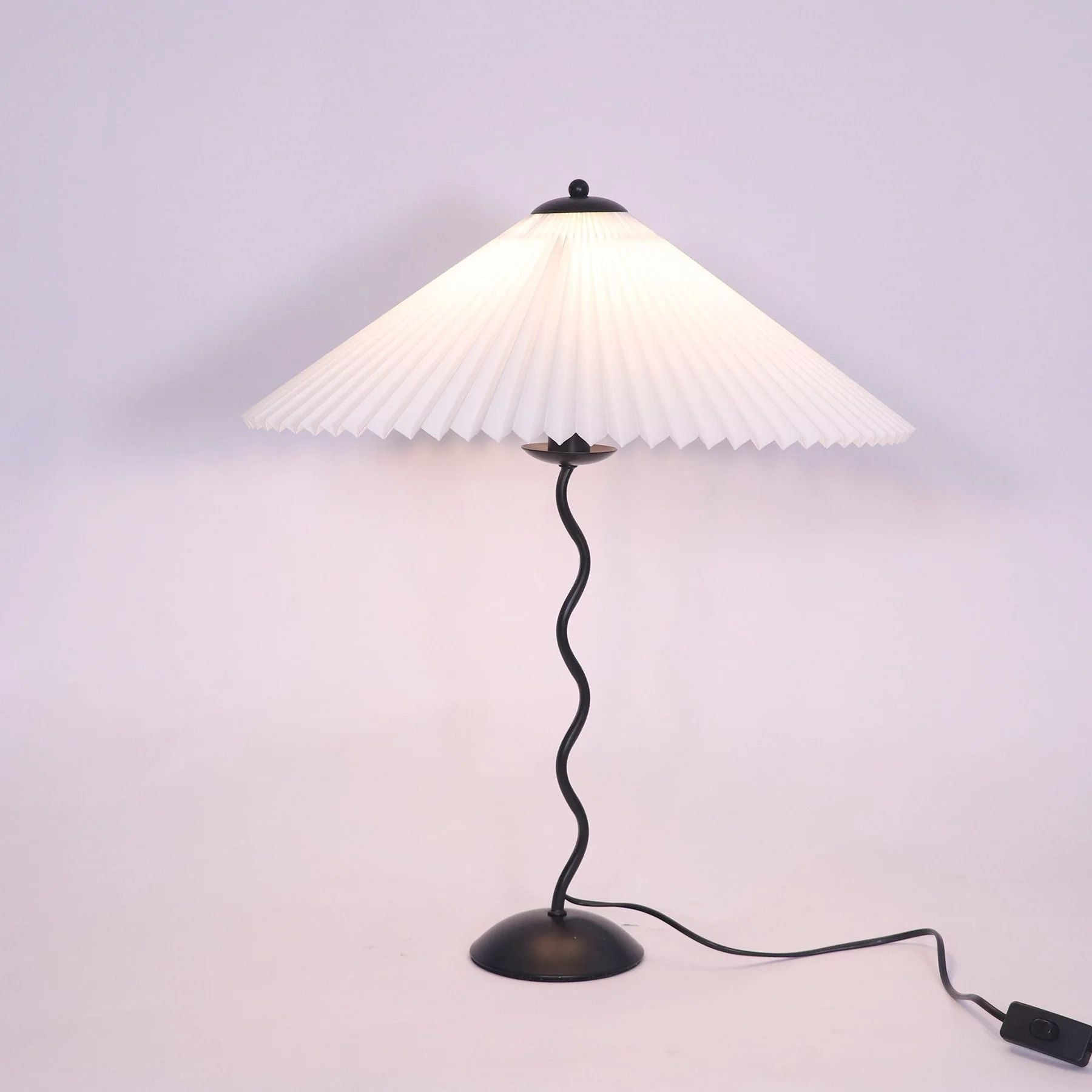 Lampe moderne avec abat-jour plissé vert foncé