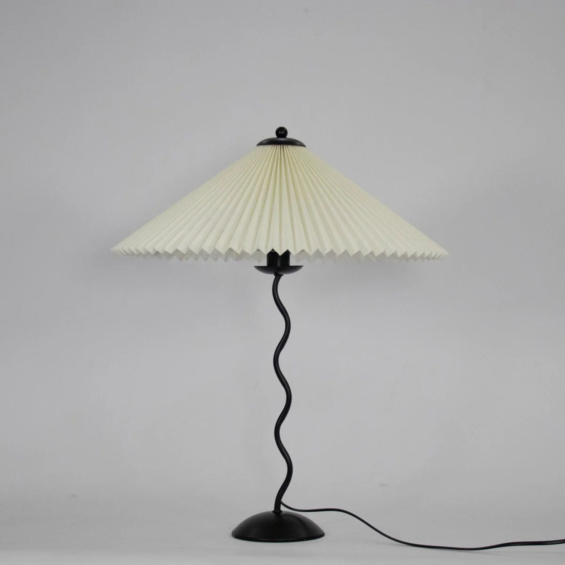 Lampe moderne en métal noir et tissu vert
