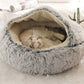 Petit chien endormi dans un lit en peluche