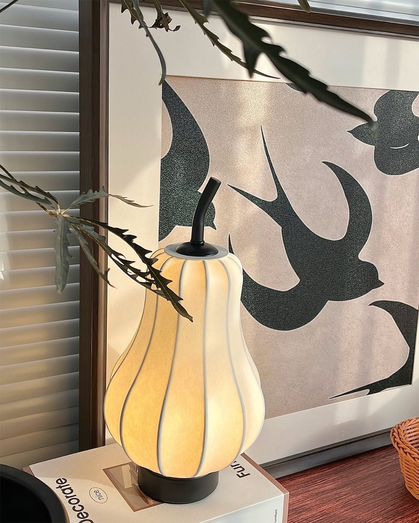 Lampe de table sur une étagère en bois