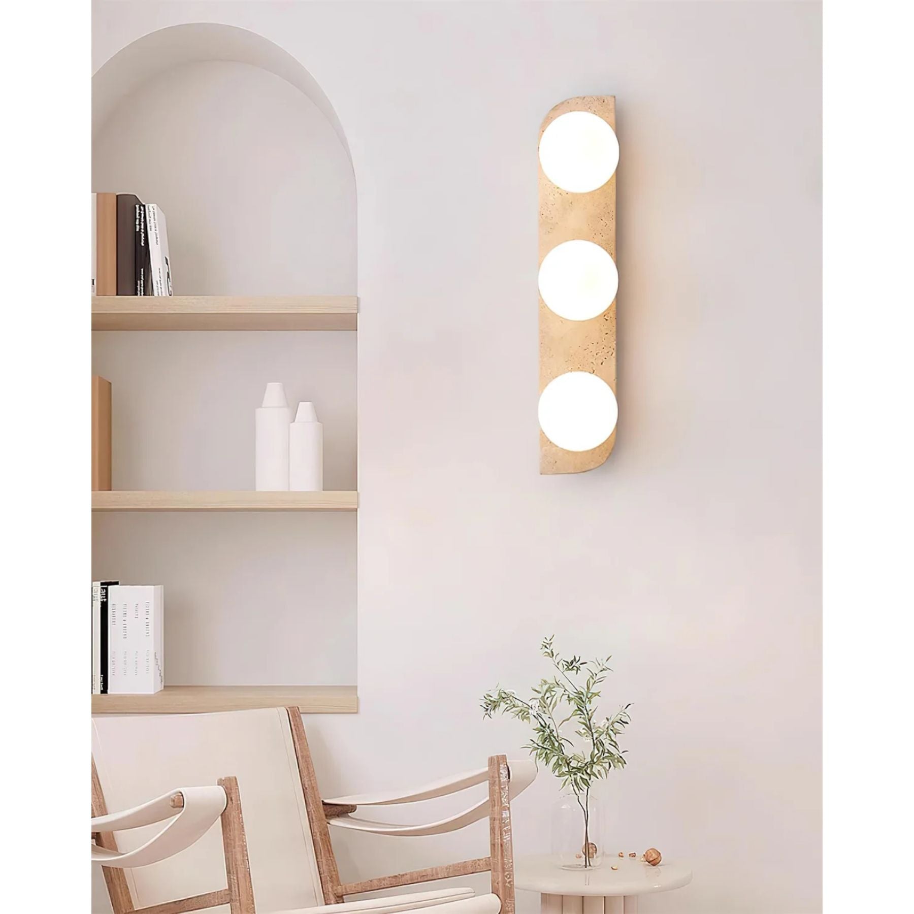 Applique murale allumée dans un couloir élégant