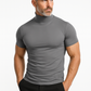 Homme portant un pull col roulé manches courtes, vue de face