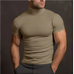 Homme ajustant le col roulé, mettant en valeur le design