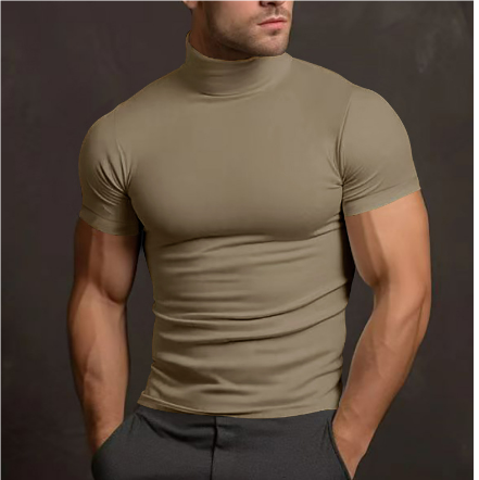 Homme ajustant le col roulé, mettant en valeur le design
