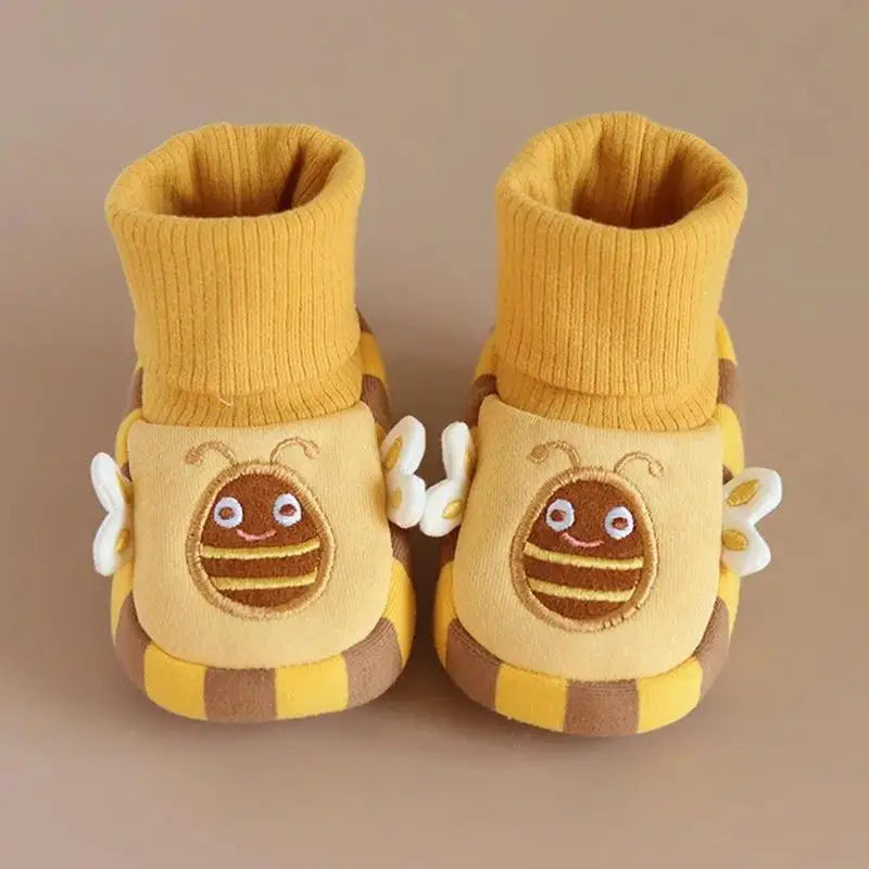 Gros plan sur la semelle antidérapante des chaussures pour tout-petits