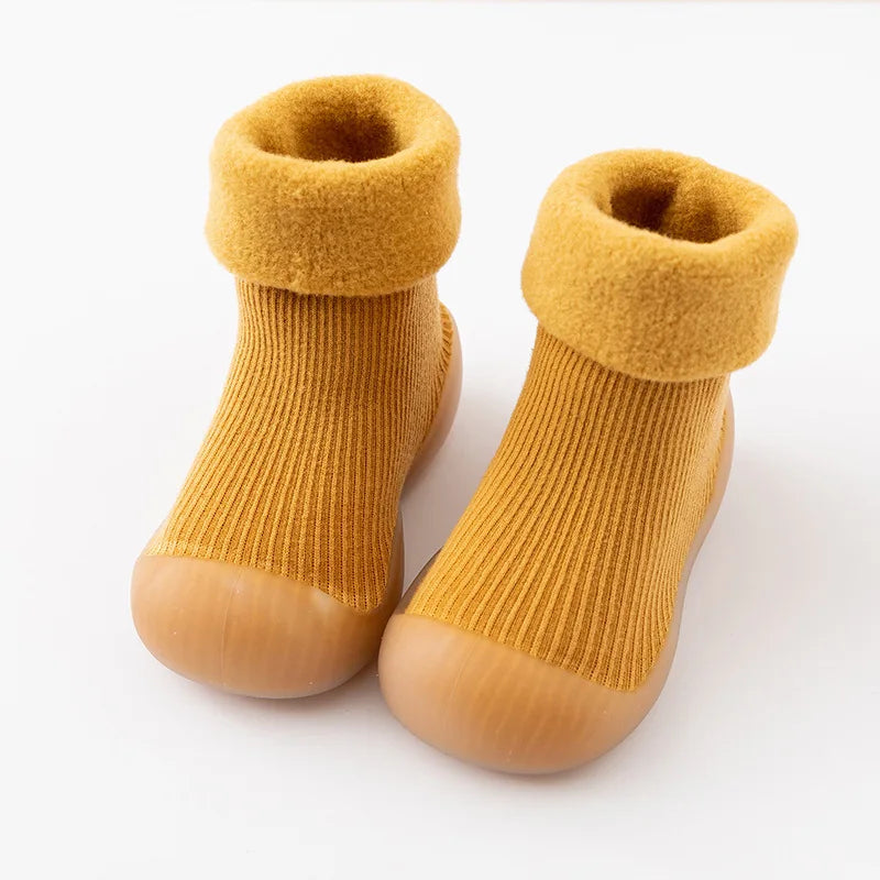 Vue de dessus des chaussettes posées sur un tapis