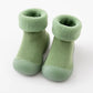 Enfant jouant en sécurité avec chaussettes antidérapantes