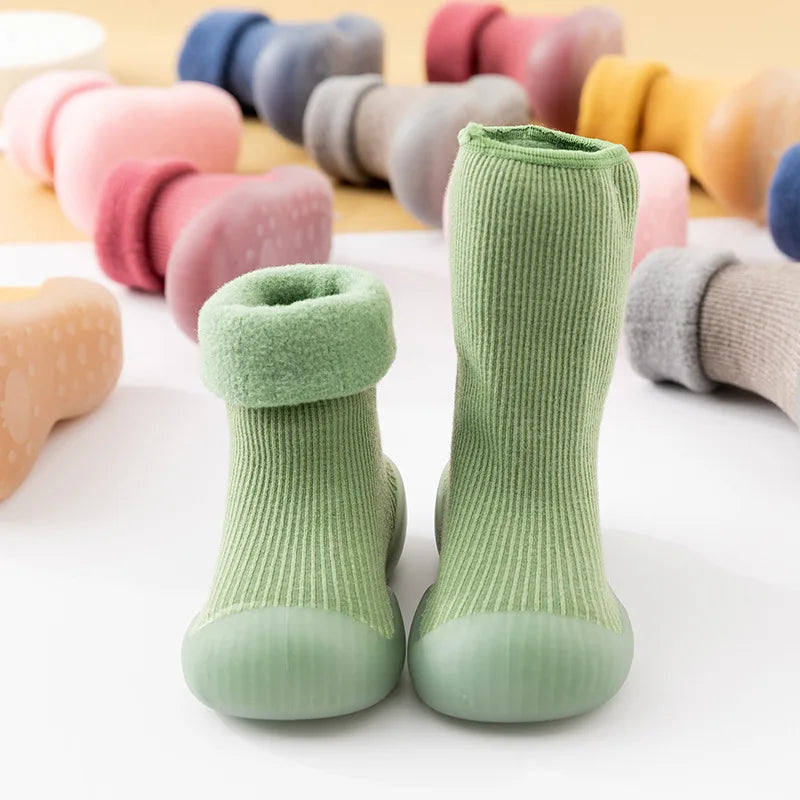Enfant portant des chaussettes antidérapantes en intérieur