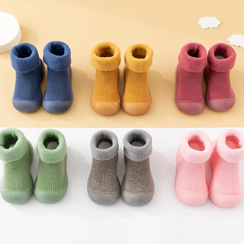 Chaussettes pour tout-petits posées sur un sol en bois