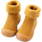 Chaussettes antidérapantes montrées en extérieur sur herbe