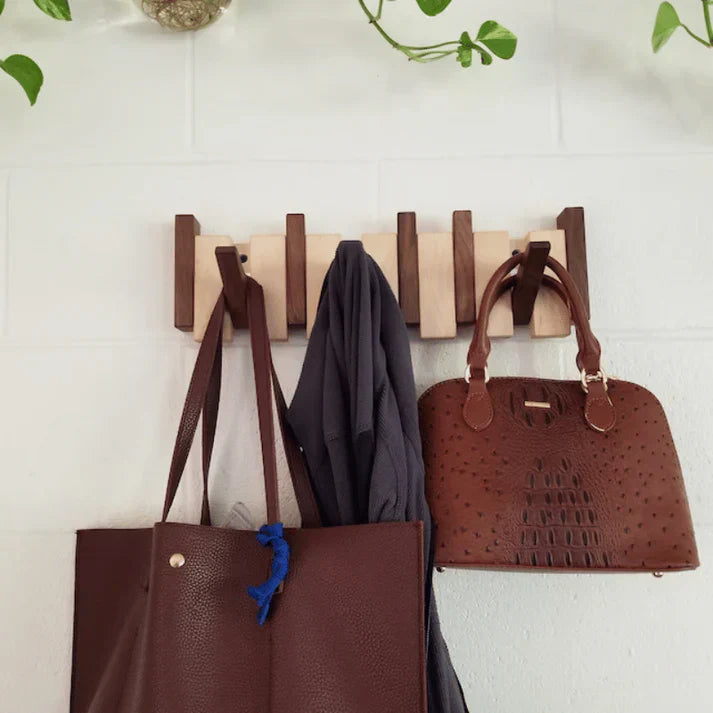 Porte-manteau artistique avec plusieurs crochets visibles