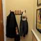 Détail du bois texturé du porte-manteau design
