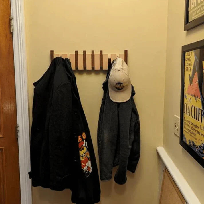 Détail du bois texturé du porte-manteau design