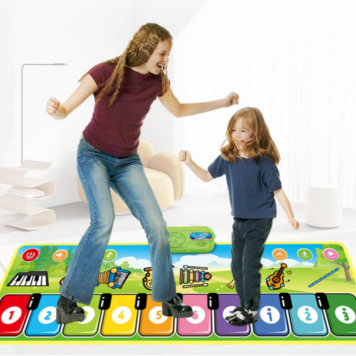 Enfant jouant sur un tapis de piano coloré