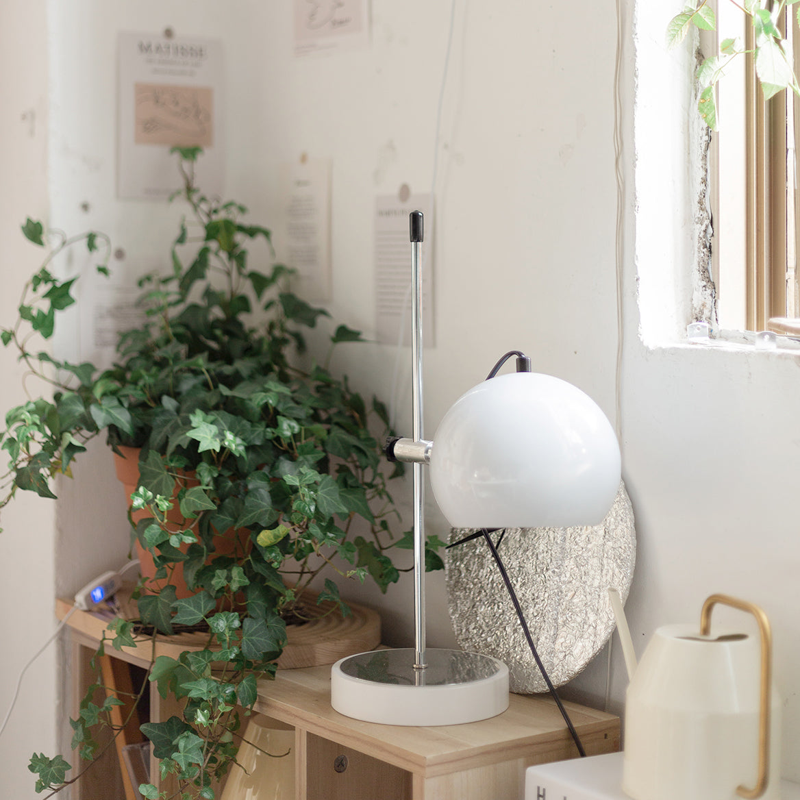 Vue latérale de la lampe montrant le design moderne