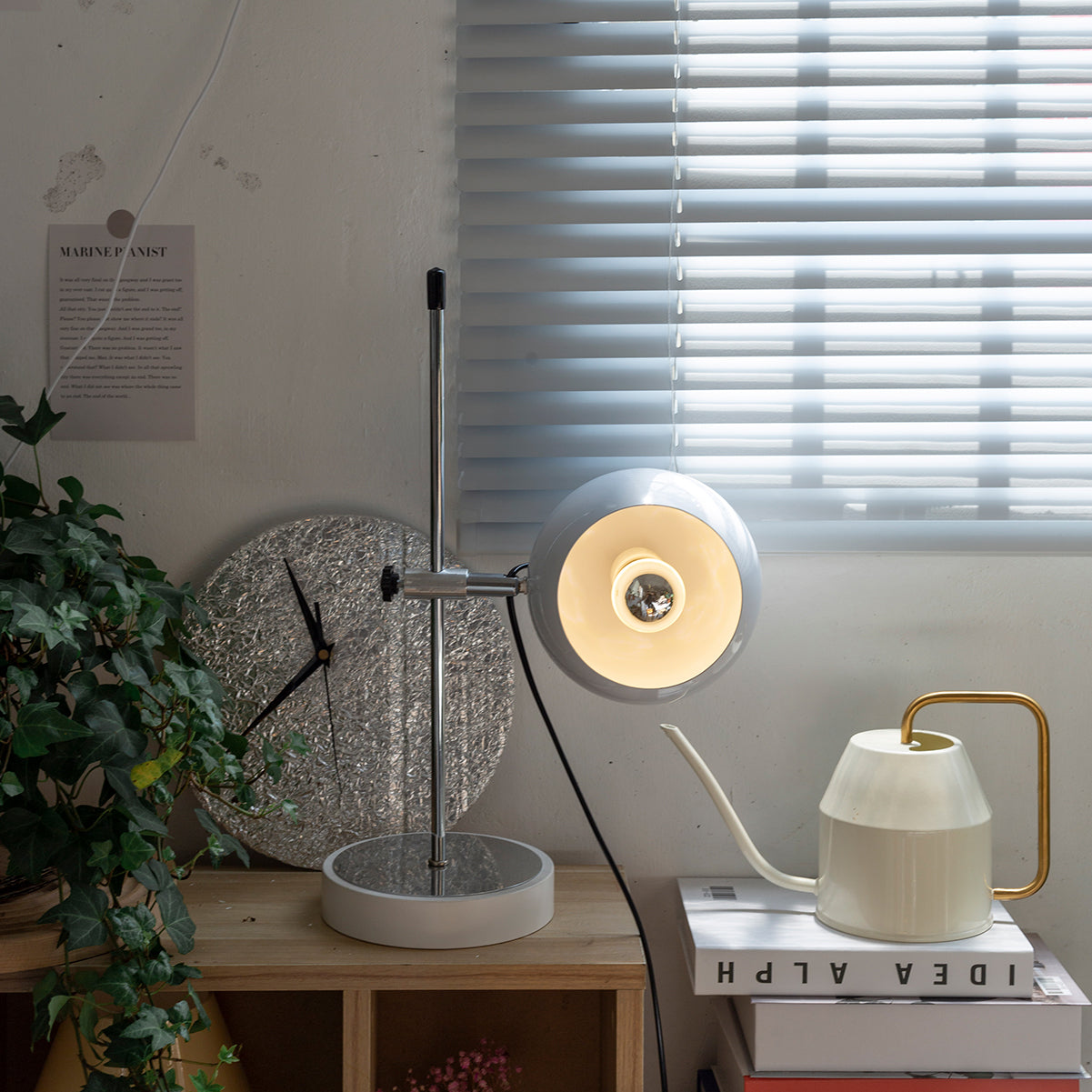 Lampe allumée, éclairage LED doux sur un bureau