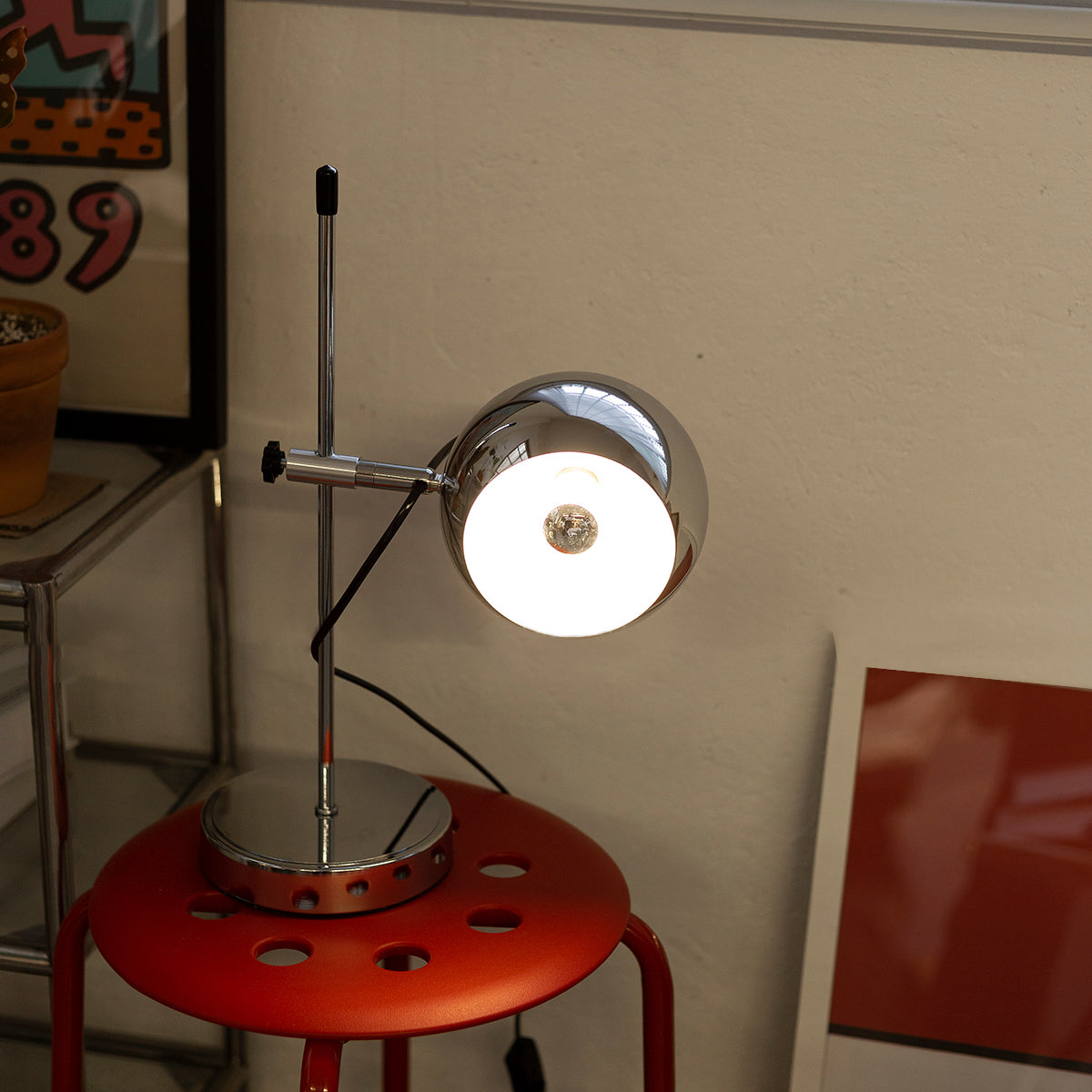 Lampe ajustée pour éclairage ciblé sur un livre